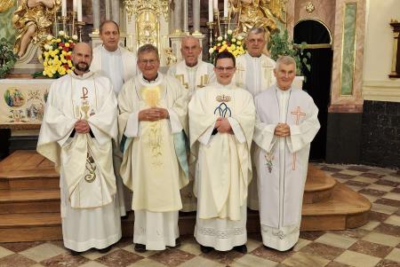 Zahvalno sveto mašo v cerkvi Marijinega Vnebovzetja  v Cerkljah je daroval cerkljanski rojak Maks Ipavec_nečak škofa Jožefa Kvasa_ob somaševanju duhovnikov  podružničnih  cerkva v župniji Cerklje